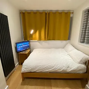 Homestay Double Bedroom With En-suite Shower & Free Parking, Belvedere