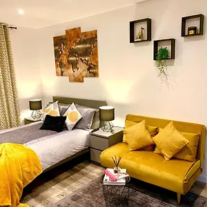 Apartment Beautiful Studio In A House With Parking, Erith