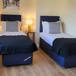 Holiday home Dagenham/a13/excel/thurrock/contractors/3bedroom House Free Parking For 2 Cars., Dagenham