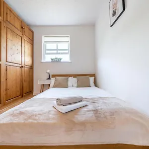 Apartment Stansted Airport & Bishops Stortford Town Centre Professional, Bishop's Stortford
