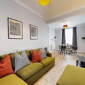 Beautiful 3 Bed In The Heart Of City With Free Parking Holiday home Cardiff